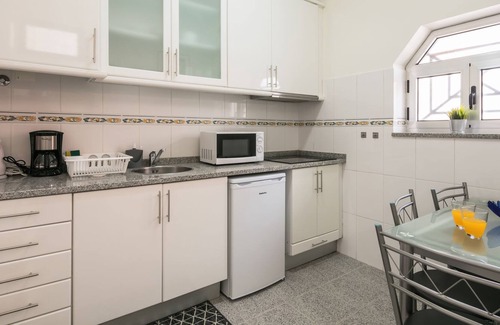 Ramalde Apartment | Apartamento A Francos Artist Painting 2