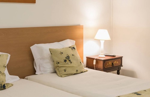Ramalde Apartment | Apartamento A Francos Artist Painting 2