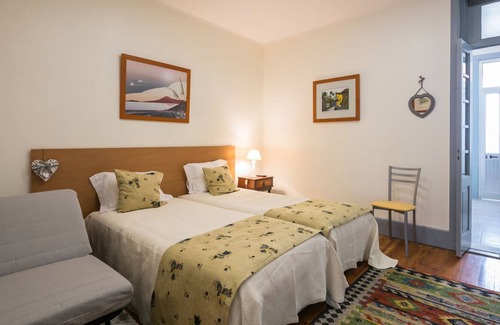 Ramalde Apartment | Apartamento A Francos Artist Painting 2