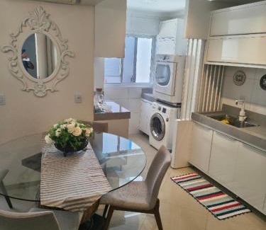 Piratuba Apartment | Apartamento aconchegante com ar, secadora e adega