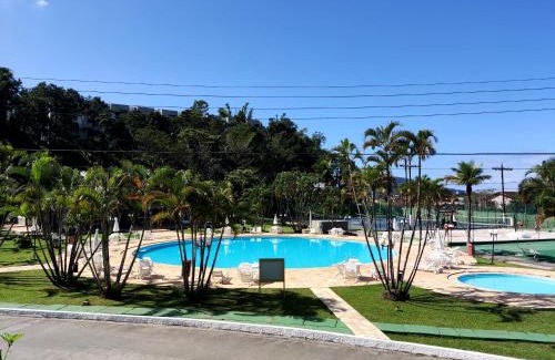 Balneario Cidade Atlantica House | Apartamento até 10 pessoas na enseada Guarujá em condomínio clube praia piscinas salão jogos quadra futebol campo parquinho brinquedos Wi-fi Home office