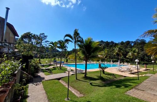 Balneario Cidade Atlantica House | Apartamento até 10 pessoas na enseada Guarujá em condomínio clube praia piscinas salão jogos quadra futebol campo parquinho brinquedos Wi-fi Home office