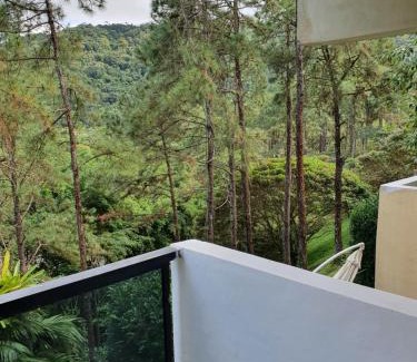 Balneario Cidade Atlantica House | Apartamento até 10 pessoas na enseada Guarujá em condomínio clube praia piscinas salão jogos quadra futebol campo parquinho brinquedos Wi-fi Home office
