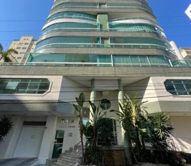 Andorinha Apartment | Apartamento com 3 suítes a 300 metros da praia