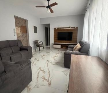Jardim Sao Miguel Apartment | Apartamento com Estacionamento, Wi-Fi, Ar condicionado a 300 metros da Praia da Enseada no Guarujá.