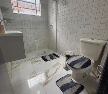 Jardim Sao Miguel Apartment | Apartamento com Estacionamento, Wi-Fi, Ar condicionado a 300 metros da Praia da Enseada no Guarujá.