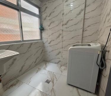 Jardim Sao Miguel Apartment | Apartamento com Estacionamento, Wi-Fi, Ar condicionado a 300 metros da Praia da Enseada no Guarujá.
