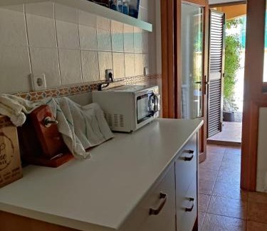 Costa Esuri Apartment | Apartamento completo con piscina comunitaria y patio exterior