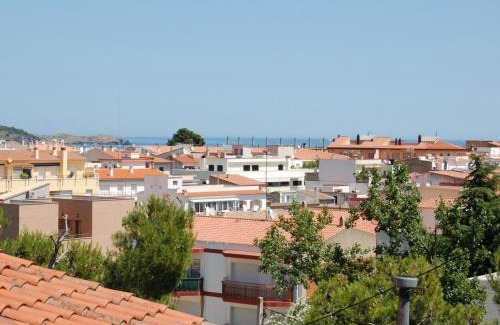 Llanca Apartment | Apartamento con terraza, parking y jardín, a 300m de la playa - ES-228-40