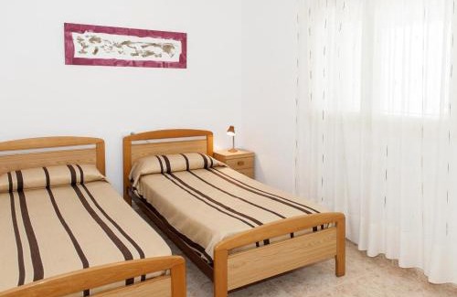 Llanca Apartment | Apartamento con terraza, parking y jardín, a 300m de la playa - ES-228-40
