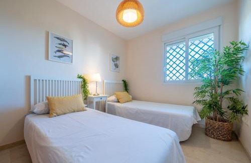 Puerto de la Duquesa Apartment | Apartamento con vistas al mar en Manilva Playa
