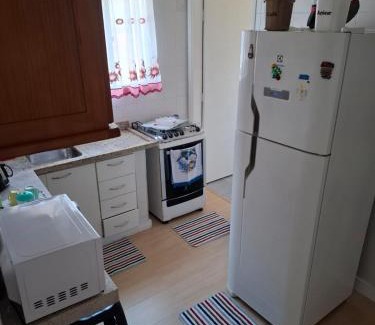 Guilhermina Apartment | Apartamento em Guilhermina a duas quadras da praia com estacionamento e WIFI