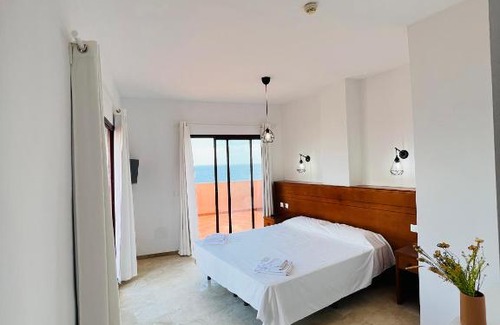 Puerto de la Duquesa Apartment | Apartamento con piscina en plena playa