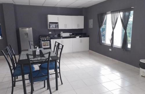 San Salvador Apartment | Apartamento familiar 1 con 3 habitaciones y 4 camas
