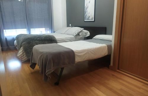 Logrono Apartment | Apartamento Medrano PISCINA AIRE ACONDICIONADO terraza y 5 minutos del centro en coche ideal para mascotas