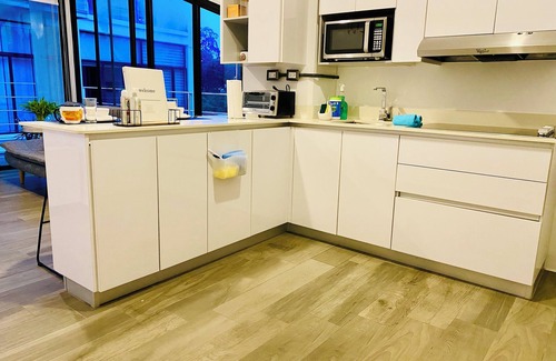 Zona 16 Apartment | Apartamento moderno limpio con balcón área Cayala Embajada USA Explanada UValle