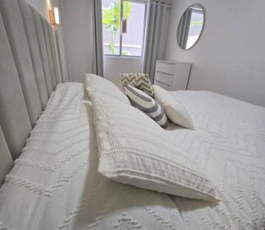Barra Sul Apartment | Apartamento Remodelado Novo a cuadra del mar,Patio privado parking para auto pequeño-medio