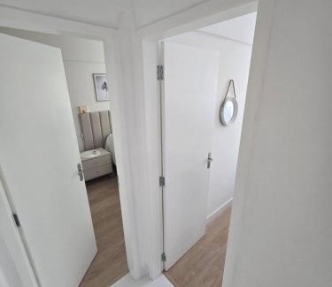 Barra Sul Apartment | Apartamento Remodelado Novo a cuadra del mar,Patio privado parking para auto pequeño-medio