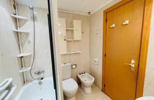 Vilafortuny Apartment | Apartamento vistas al mar, con acceso directo a la playa, piscina y parking gratis!
