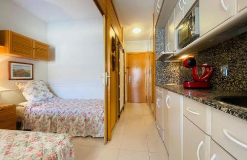 Vilafortuny Apartment | Apartamento vistas al mar, con acceso directo a la playa, piscina y parking gratis!