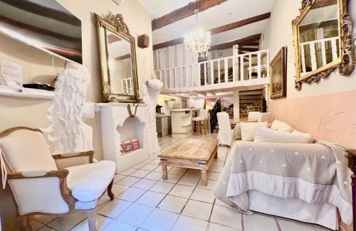 Old Town Apartment | ApartHotel Riviera - Maison du Senat - Vieille Ville - Triplex 4 pièces à deux pas de la plage