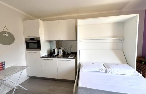 Old Town Apartment | ApartHotel Riviera Nice Côte d'Azur - Old Town - Studio AC - Sea View - 50m Promenade des Anglais- LA MAISON LINDA