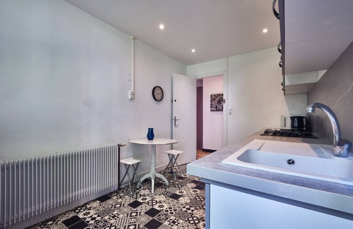 Saint-Geoire-en-Valdaine Apartment | Apartment 'Gîte Du Château St Geoire Véronique' with Shared Garden