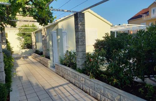 Cove Tri Zala (Zrnovo) Apartment | Apartman LUCIJA