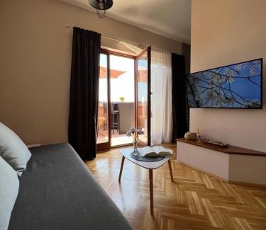 Opric Apartment | Apartman Maroon - Savršen pogled i miran odmor