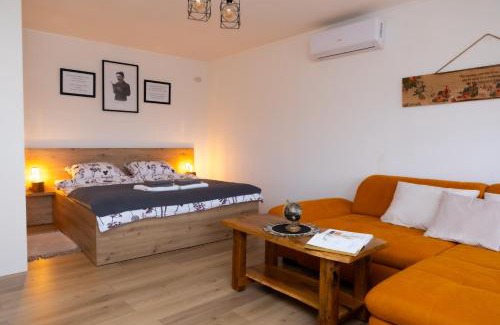 Gospic Apartment | Apartman oak Nikola's lamp