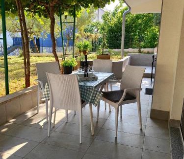 Pjescana Uvala Apartment | Apartman Tomki - modern, refurbished 2 bedroom apartment - 4 guests