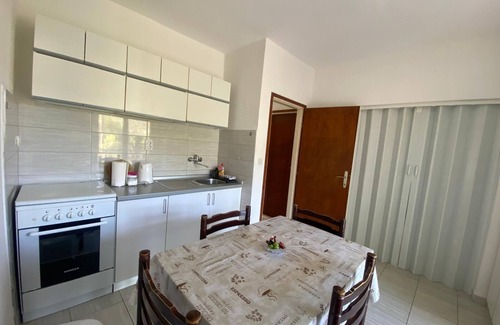 Podglavica House | Apartmani LuluFamily accomodation in a quiet fishing village.