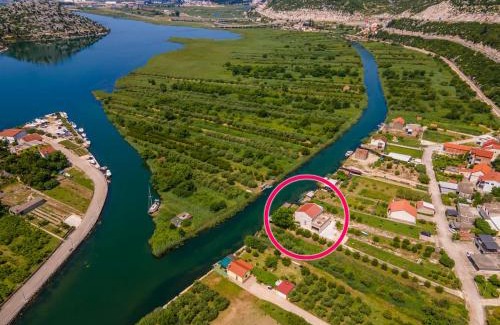 Ploce Apartment | Apartmani Mostina near river