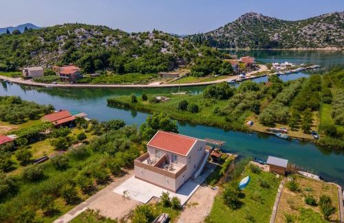 Ploce Apartment | Apartmani Mostina near river