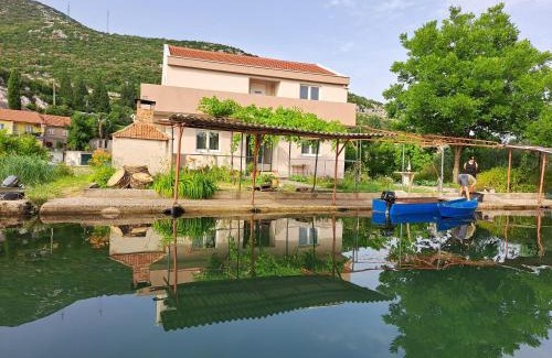 Ploce Apartment | Apartmani Mostina near river