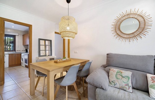 Los Gallos-Cerromolino Apartment | Apartment 'En Playa De La Barrosa' with Shared Pool, Wi-Fi and Air Conditioning