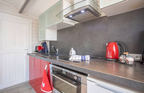 Les Adrets-de-l'Esterel Apartment | Apartment 'Chalet De Charme' with Mountain View, Wi-Fi and Air Conditioning