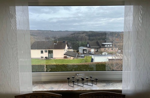 Buscheich Apartment | Apartment 1 - EG - Max. 8 Pers. - 120m² - mit Balkon - Eifelurlaub mit Panoramablick: Geräumige