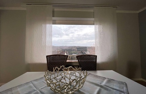Buscheich Apartment | Apartment 1 - EG - Max. 8 Pers. - 120m² - mit Balkon - Eifelurlaub mit Panoramablick: Geräumige
