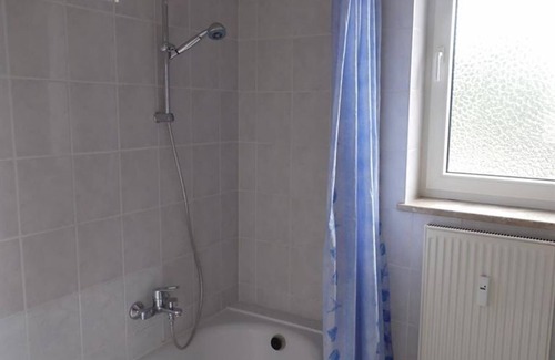 Altenholz-Klausdorf Apartment | Apartment 1, shower, WC, living room/bedroom - Ferienwohnung Wall