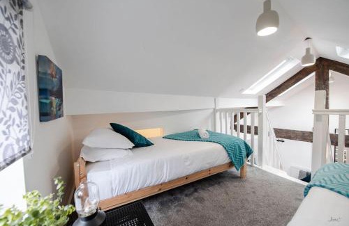 Offerton Apartment | Apartment 2 Broadhurst Court sleeps 6, minutes from town centre & trains