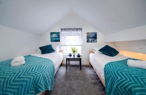 Offerton Apartment | Apartment 2 Broadhurst Court sleeps 6, minutes from town centre & trains