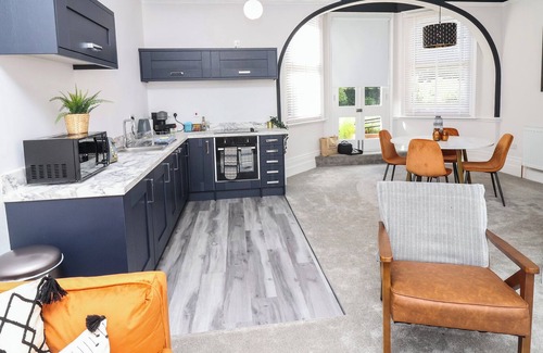 Grimsby Apartment | APARTMENT 2, family friendly, with a garden in Grimsby