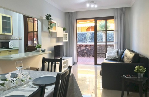 Arona Apartment | Apartment 2 Steps from the Sea with Air Conditioning, Relaxing Terrace and Pool