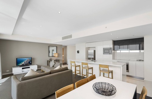 Surfers Paradise Apartment | Apartment 22502. Located high on the 25th floor of this famous resort hotel