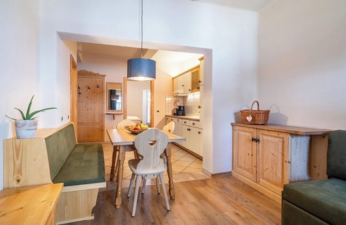 Nalles Apartment | Apartment "2SZ Gala Kreuzwegerhofnals" with Mountain View, Pool, Balcony & Garden
