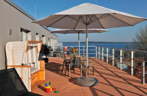 Eckernfoerde Apartment | Apartment 37 "Sonnendeck", Blickrichtung von der Terrasse auf das Offenes Meer, Strand, Innenstadt