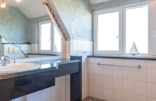Buschvitz Apartment | Apartment 4 "Adlerhorst" - Holiday House "Am Boddenufer" Buschvitz
