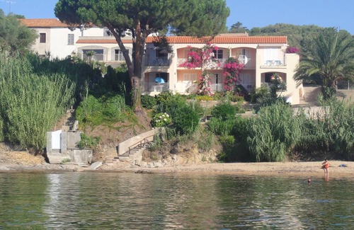 Tiuccia Apartment | APARTMENT (4Rooms) IMPRENABLE VIEW "PIEDS DANS L'EAU N°5 (sleeps 4 to 8)