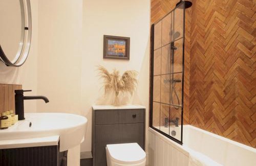 Bont Newydd Apartment | Apartment 5 Old Conservative Club in Historic Town Pass the Keys